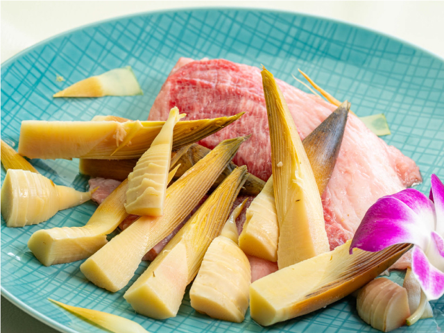 新潟和牛の脂を纏った筍の鉄板焼き