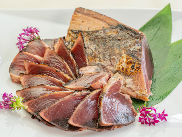 炭火の香りを纏ったカツオのたたき